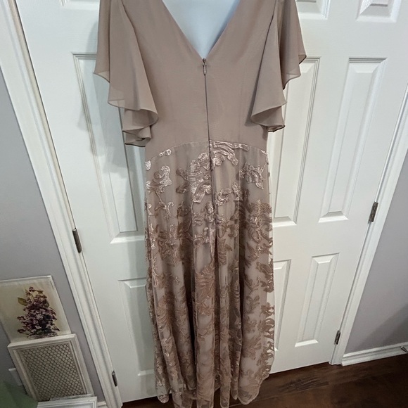 A-line V-Neck Floor-Length Lace Sequin Mother of the Bride Dress Taupe. - Picture 13 of 16